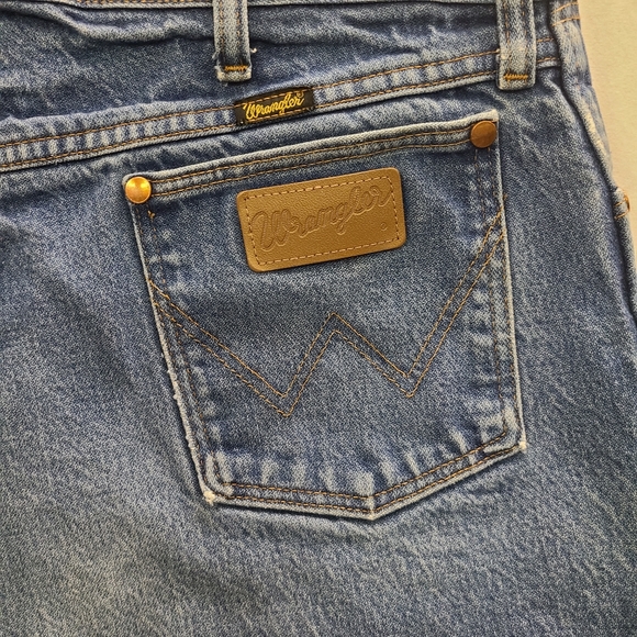 Wrangler Cut-Off Denim High Waist Shorts 37" - Picture 4 of 13